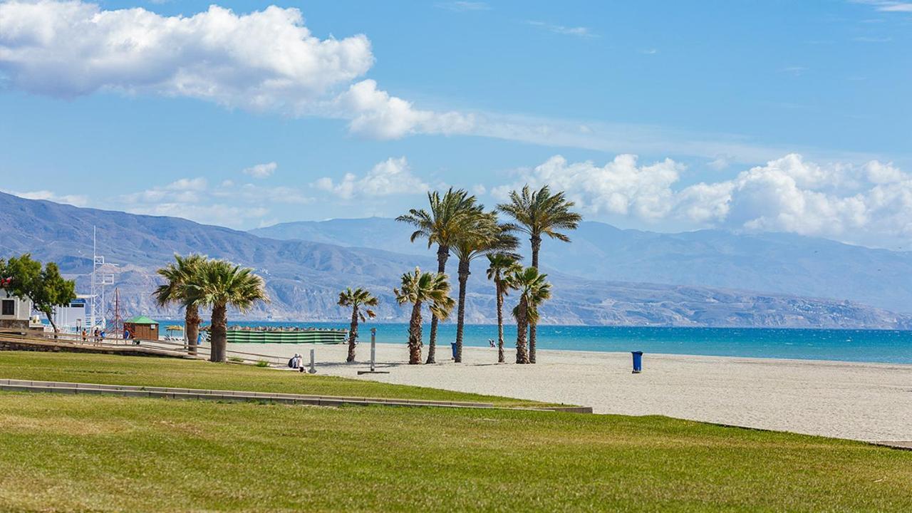 Apartamentos Buganvilla Roquetas De Mar Dış mekan fotoğraf
